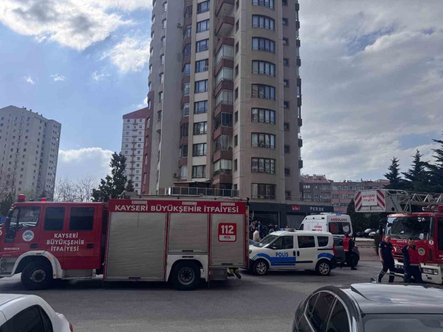 Apartman Görevlisi İle Kiracı Arasındaki Kavgada Kan Aktı: 2 Yaralı