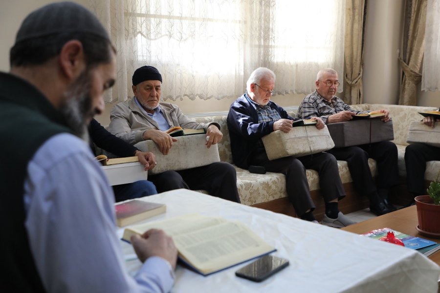 Karatay Emekli Konaklarında Ramazan’a Özel Kur’an-ı Kerim Dersi