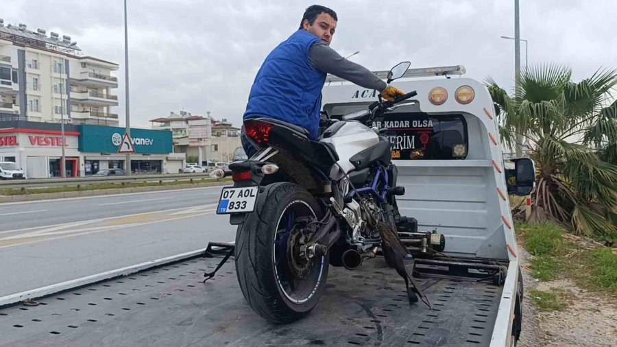 Motosiklet Plakasını Şal İle Kapatan Ehliyetsiz Genç Kız Trafik Polisinden Kaçamadı