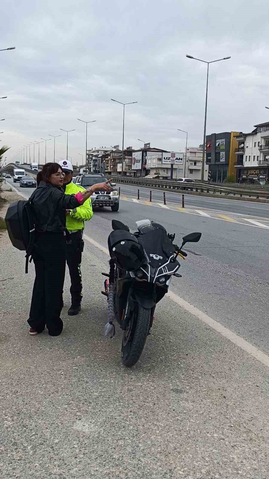 Motosiklet Plakasını Şal İle Kapatan Ehliyetsiz Genç Kız Trafik Polisinden Kaçamadı