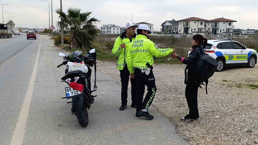 Motosiklet Plakasını Şal İle Kapatan Ehliyetsiz Genç Kız Trafik Polisinden Kaçamadı