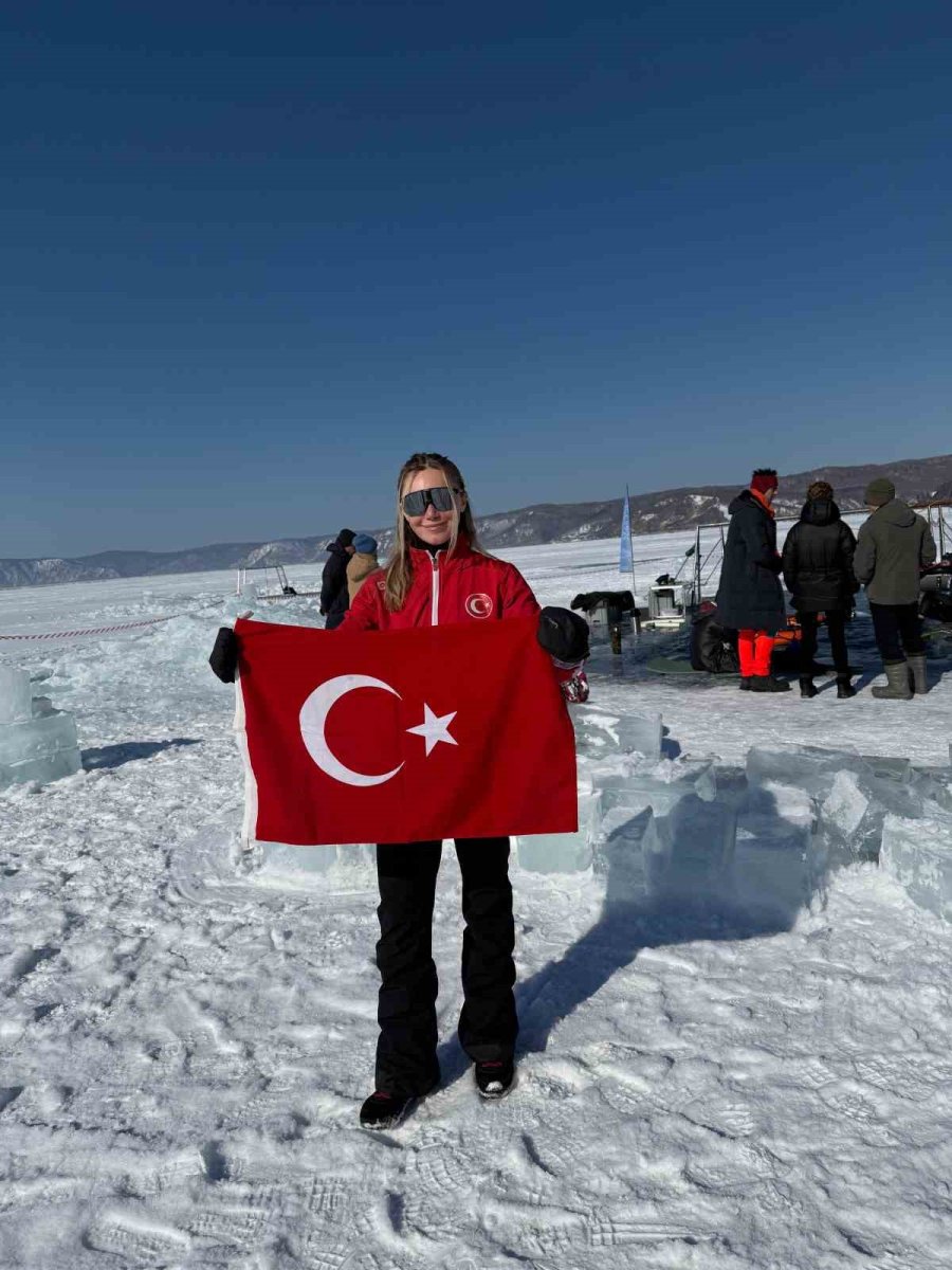 Şahika Ercümen, Buzla Kaplı Dünyanın En Derin Gölüne Dalış Yaptı