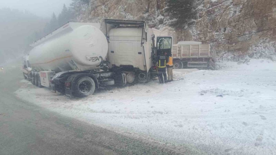 Antalya’da Tır İle Tanker Çarpıştı: 1 Yaralı