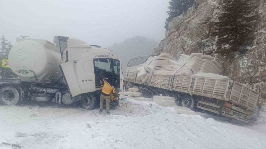 Antalya’da Tır İle Tanker Çarpıştı: 1 Yaralı