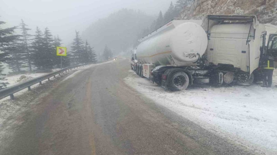 Antalya’da Tır İle Tanker Çarpıştı: 1 Yaralı