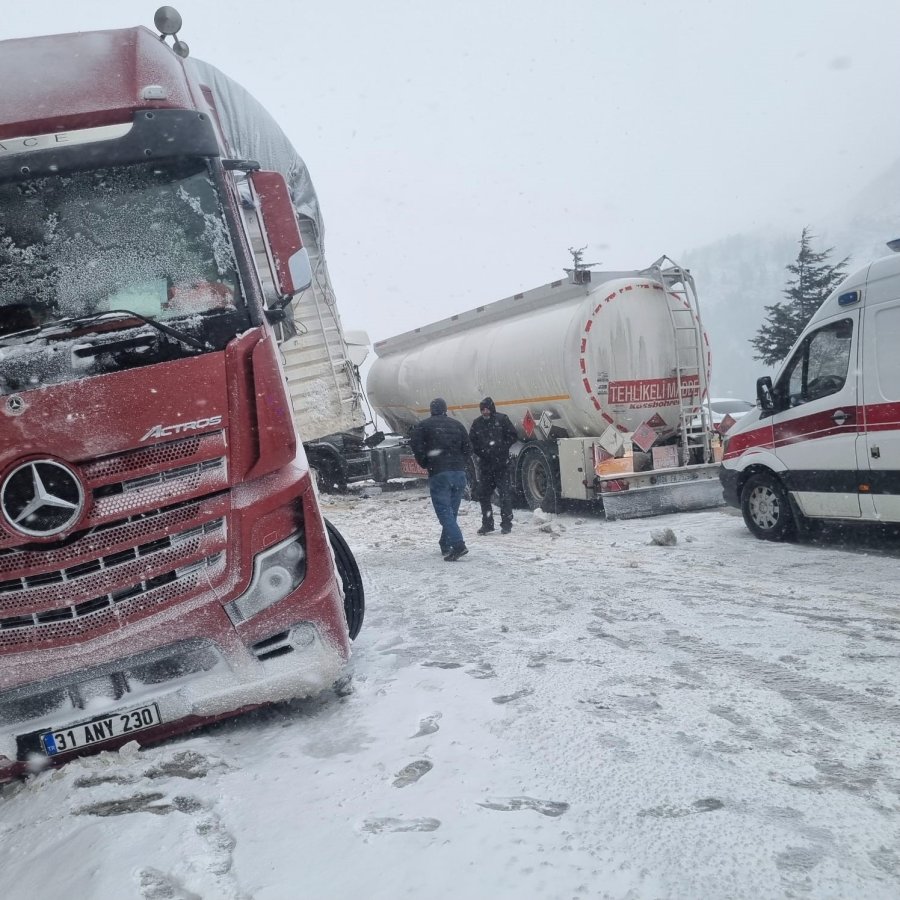 Antalya’da Tır İle Tanker Çarpıştı: 1 Yaralı