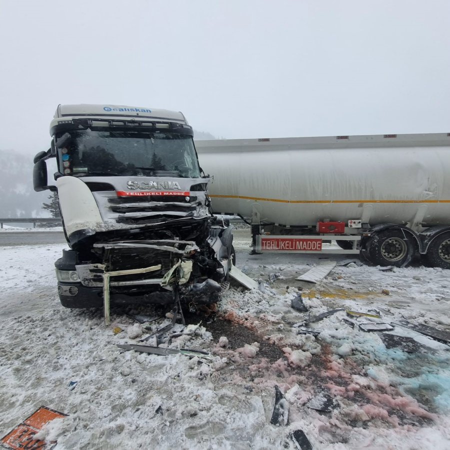 Antalya’da Tır İle Tanker Çarpıştı: 1 Yaralı