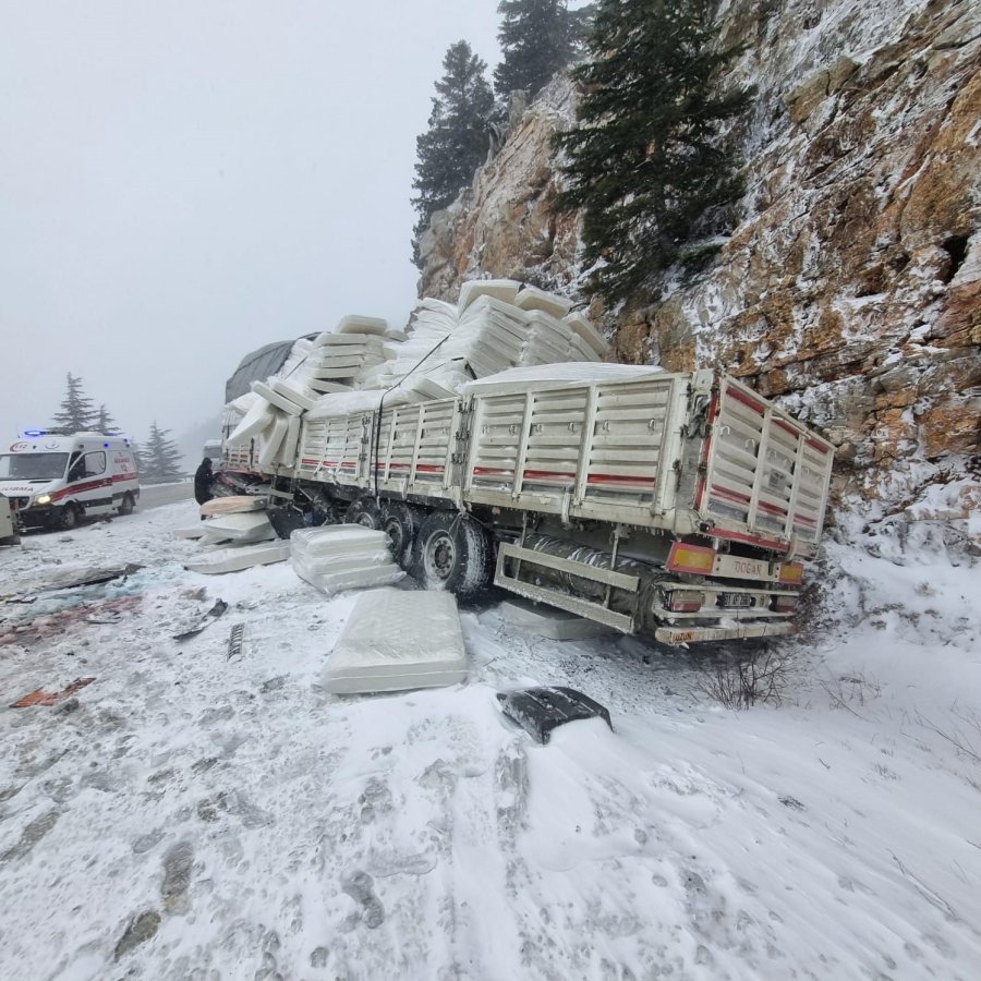 Antalya’da Tır İle Tanker Çarpıştı: 1 Yaralı