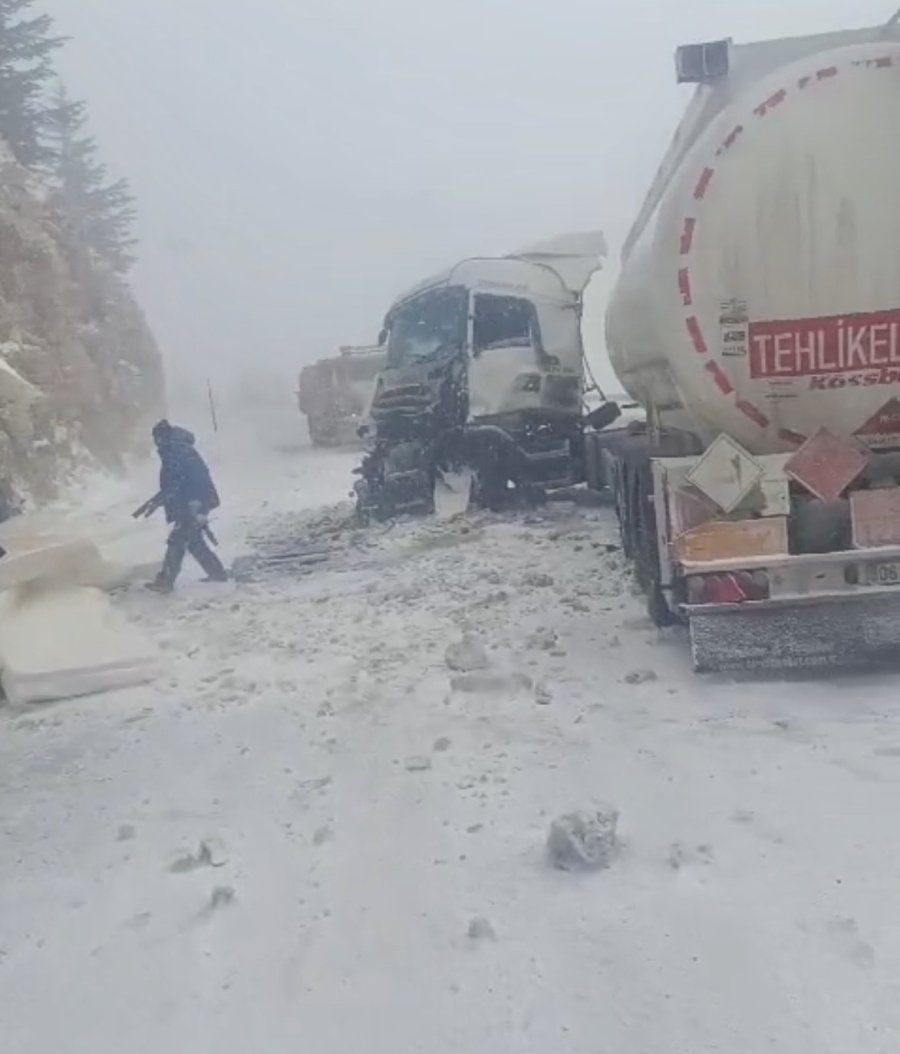 Antalya’da Tır İle Tanker Çarpıştı: 1 Yaralı