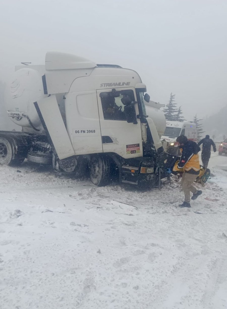 Antalya’da Tır İle Tanker Çarpıştı: 1 Yaralı