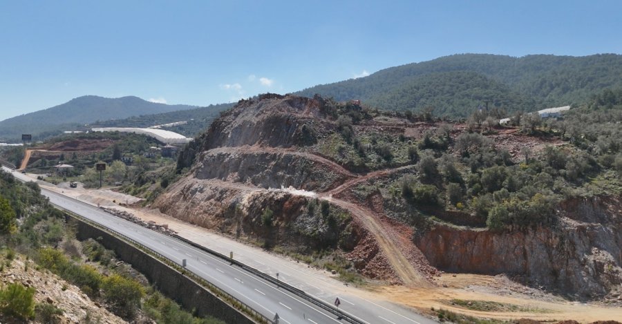 Dinamitle Dağda Kontrollü Patlama Yine Korkuttu