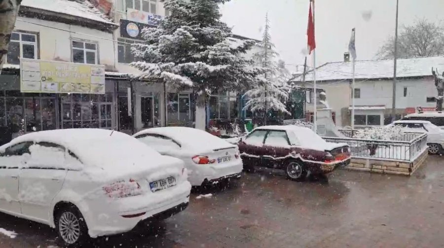 Antalya’nın Kaş İlçesinde Kar Yağışı Etkili Oluyor