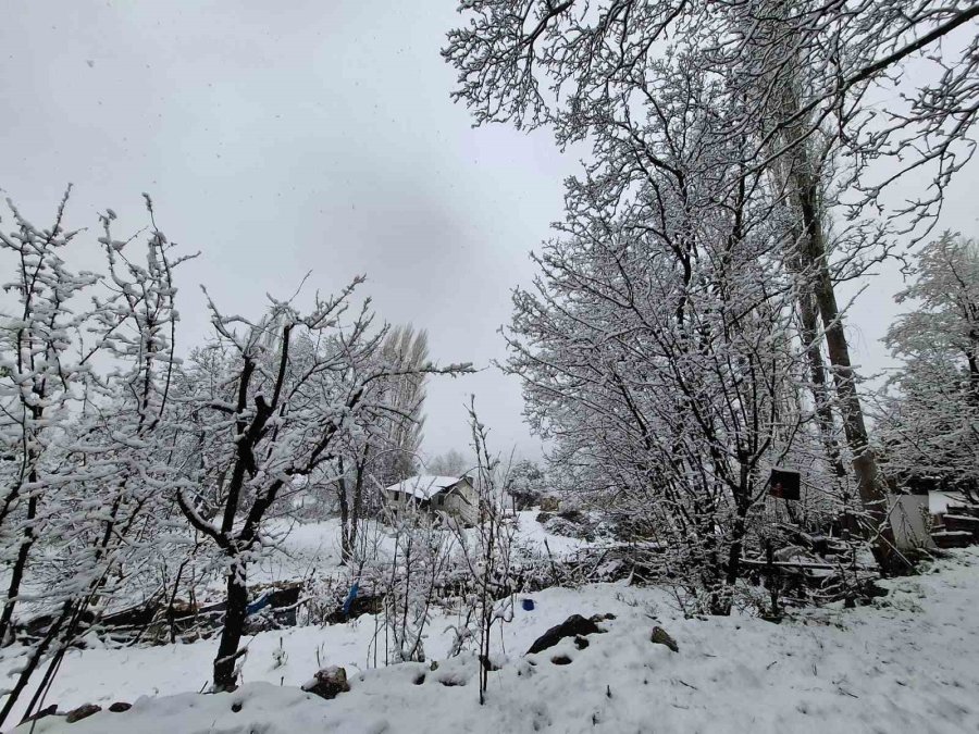 Antalya’nın Kaş İlçesinde Kar Yağışı Etkili Oluyor