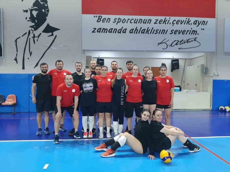 Eskişehir’de Çanakkale Zaferi’nin 110’uncu Yılında Voleybol Müsabakası Düzenlendi