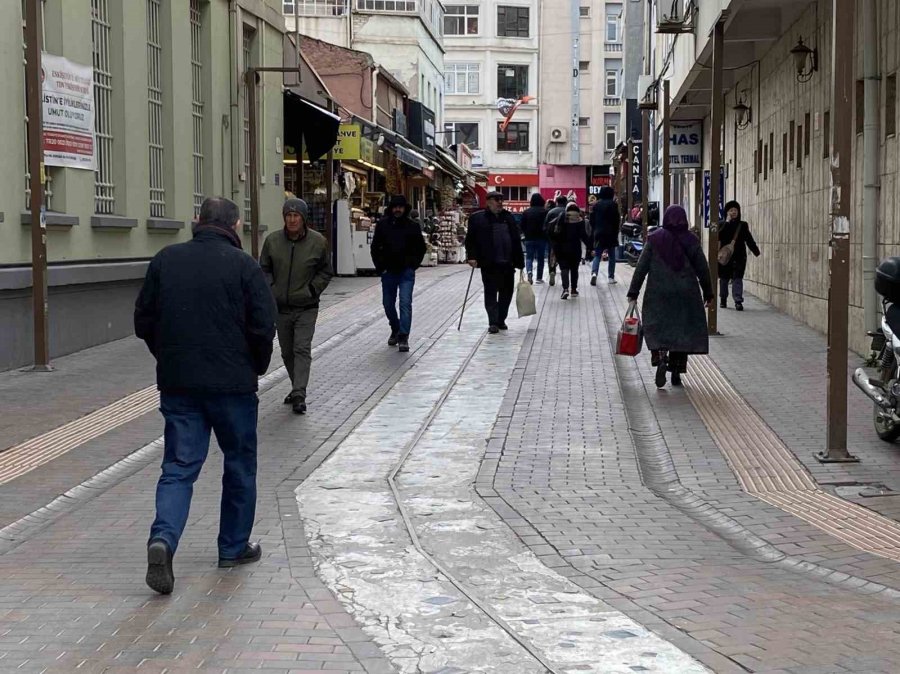 Dün Kısa Kollu İle Gezen Vatandaşlar Bugün Ateş Başında Isınmaya Çalıştı