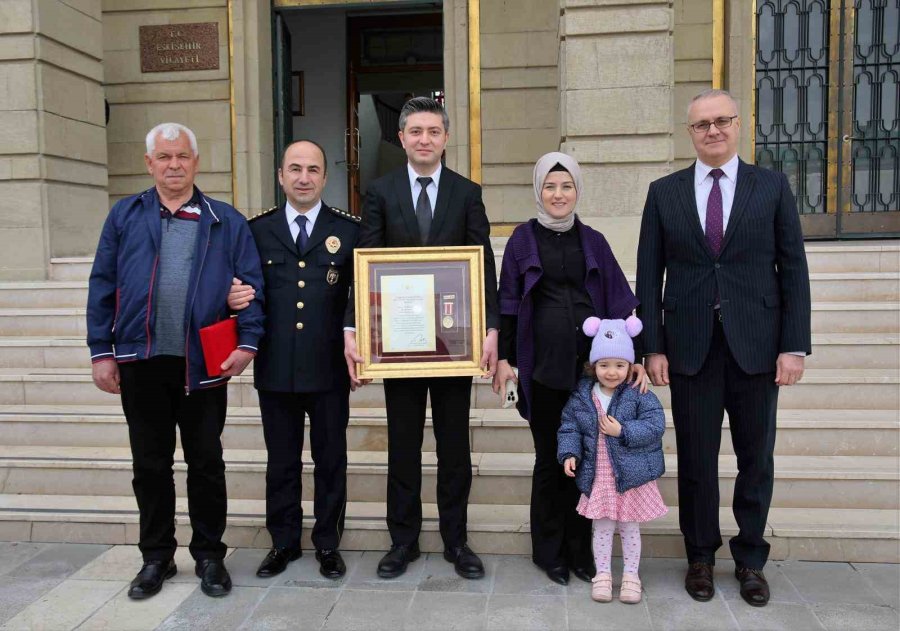 Gazi Polis Memuruna Devlet Övünç Madalyası Ve Beratı Takdim Edildi