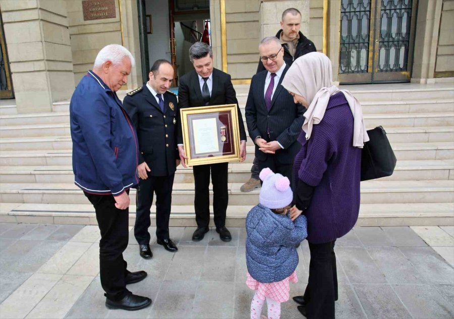 Gazi Polis Memuruna Devlet Övünç Madalyası Ve Beratı Takdim Edildi