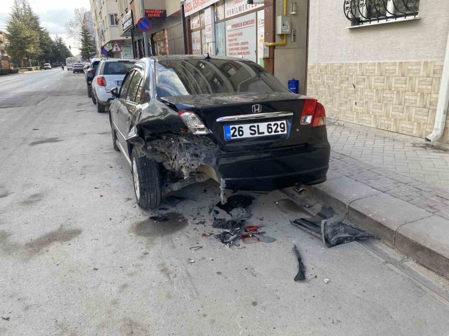 Park Halindeki Araca Arkadan Çarptı