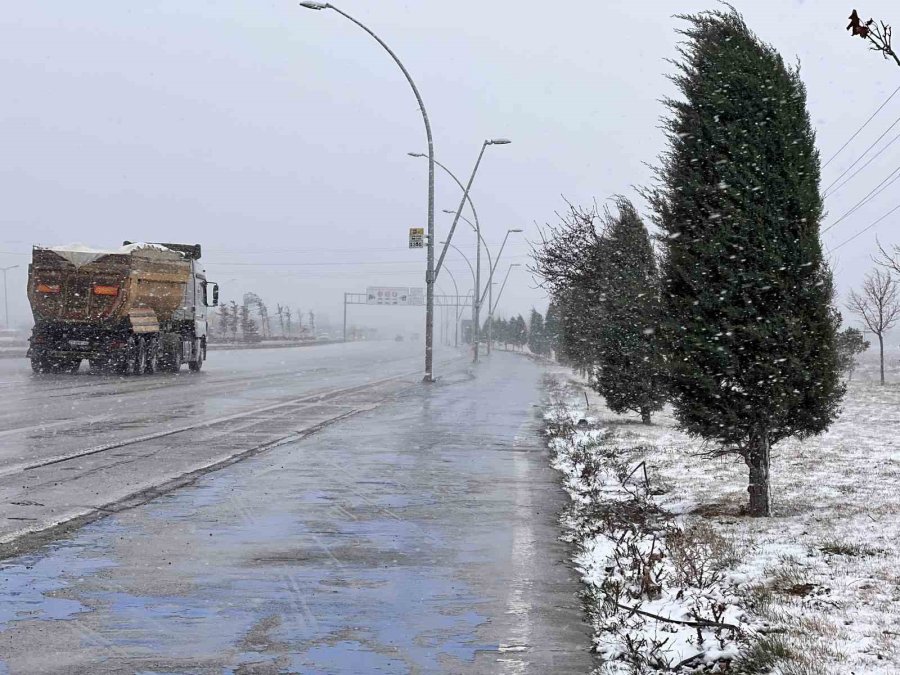 Konya’da Kar Yağışı Başladı, Yer Yer Tipi Etkili Oluyor