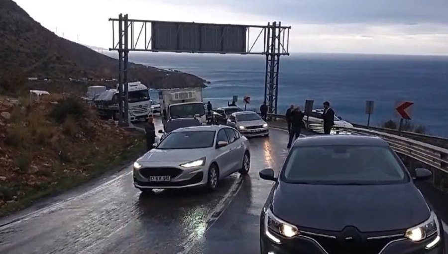 Yolu Kapatan Tankeri Vatandaşlar Elbirliğiyle İterek Çekti