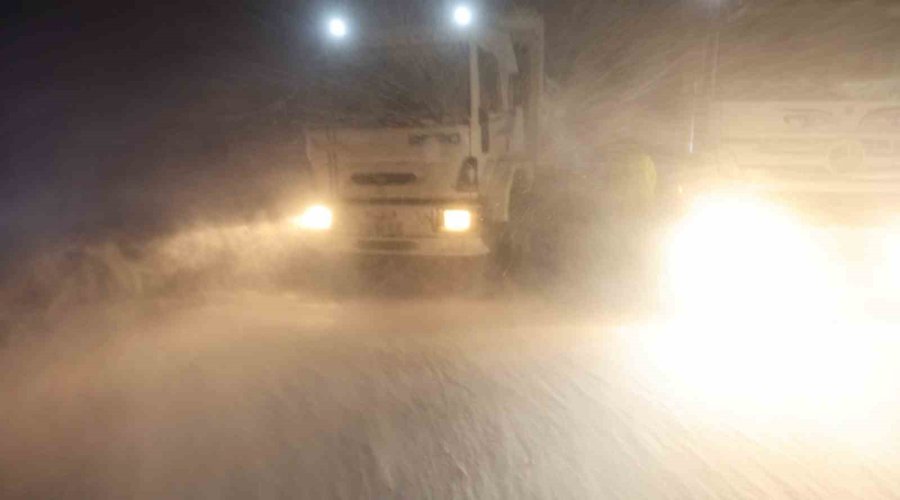 Aksaray’da Yoğun Kar Ve Tipi Etkili Oluyor, Şehirde Göz Gözü Görmüyor