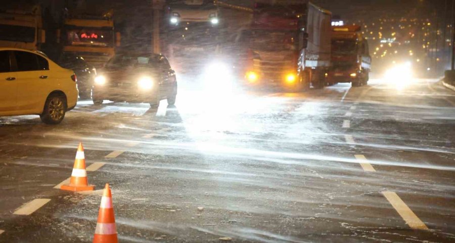 Aksaray’da Yoğun Kar Ve Tipi Etkili Oluyor, Şehirde Göz Gözü Görmüyor