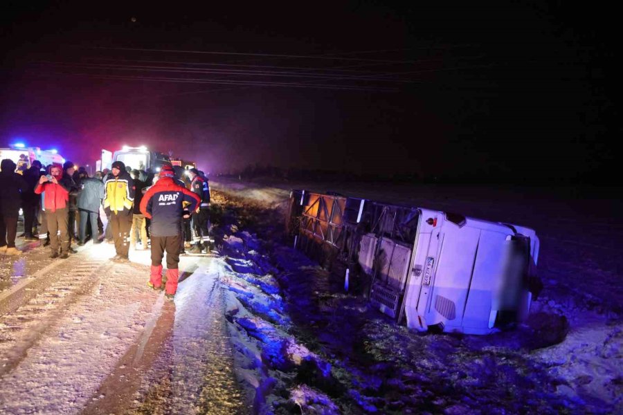 Aksaray’da Yolcu Otobüsü Devrildi: 20 Yaralı