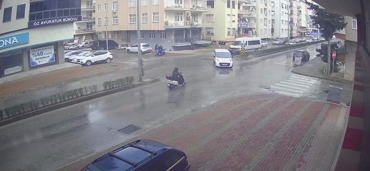 Araçla Çarpışan Motosikletin Sürücüsü Yola Savruldu