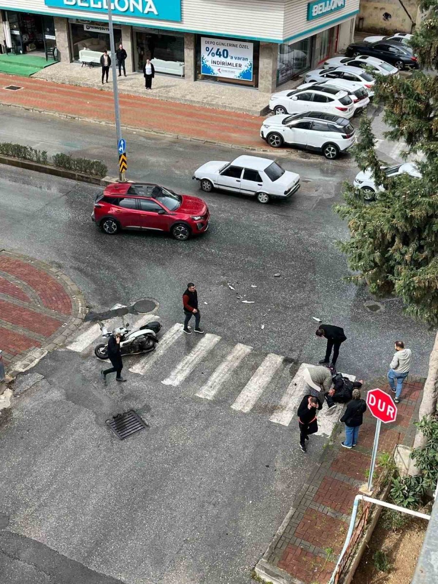 Araçla Çarpışan Motosikletin Sürücüsü Yola Savruldu