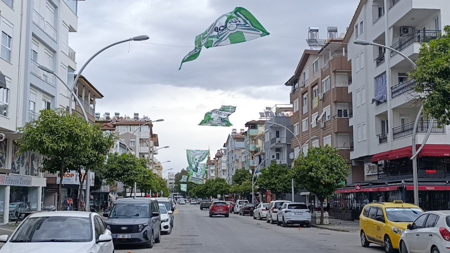 Manavgat’ta Bayraklar Aydınlatma Direğini Devirdi, Araçlar Zarar Gördü