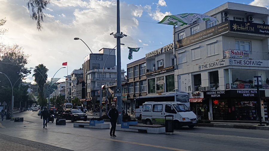 Manavgat’ta Bayraklar Aydınlatma Direğini Devirdi, Araçlar Zarar Gördü