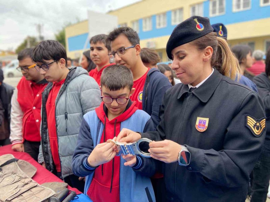 Jandarmadan Özel Çocuklara Eğlenceli Tanıtım Etkinliği